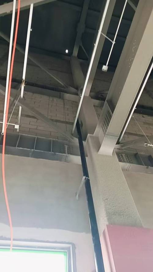 高空蜘蛛人 城市建筑幕后的无名英雄——室内安装、拆除、清洁与悬挂作业全解析