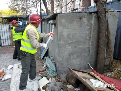 回龙观镇瑞旗家园重拳拆违1460平米 全力创建“无违建社区”