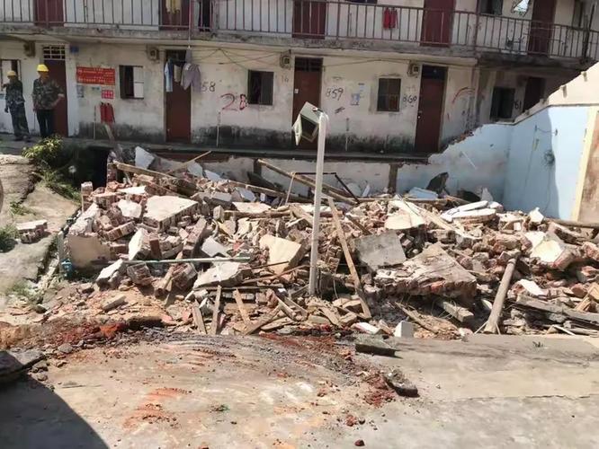福城拆除违建商铺街，保障黑臭水体治理工程作业面