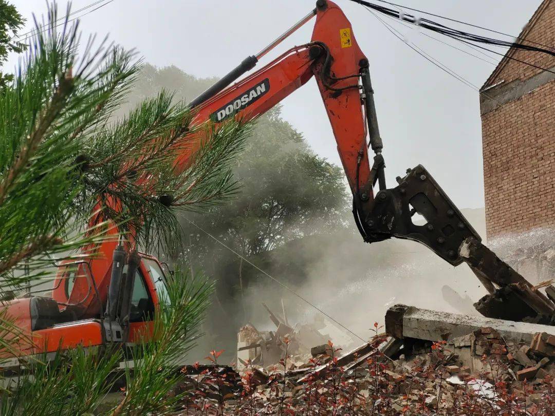 平凉城区10户违建依法拆除 建筑物拆除作业规范有序推进